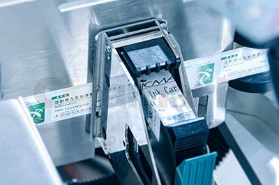 高速回轉(zhuǎn)立式圓瓶智能貼標(biāo)機(jī)