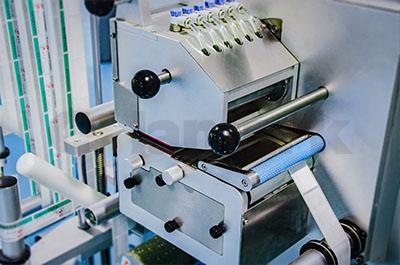 標(biāo)簽卷自動(dòng)拼接裝置