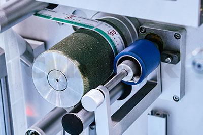 標(biāo)簽卷自動(dòng)拼接裝置